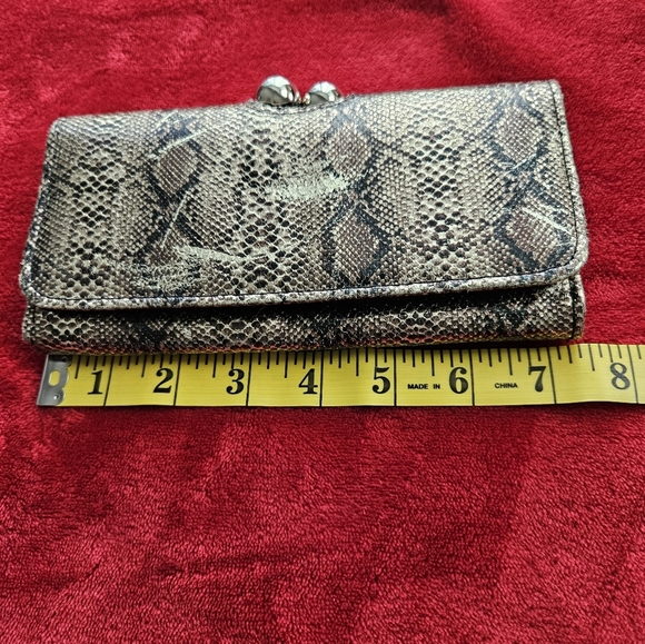 Unbranded Snakeskin Faux Leather Wallet with Large Kiss Lock - Picture 8 of 8